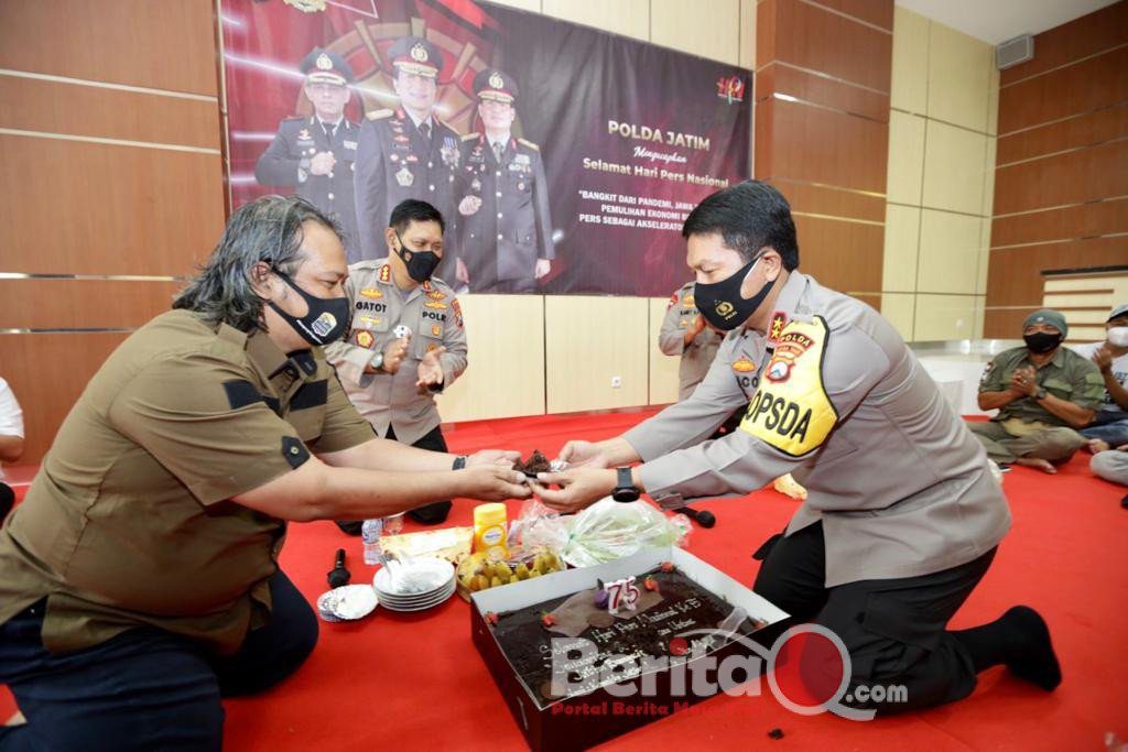 Kapolda Jatim Irjen Pol Dr Nico Afinta berikan potongan tumpeng dan ucapkan selamat di HPN ke-75 tahun 2021