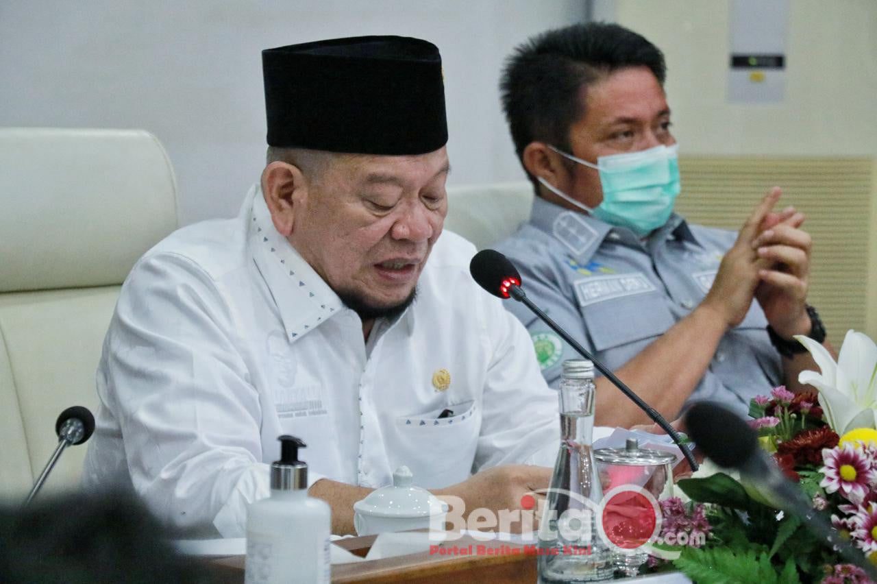 Ketua DPD RI bersama Gubernur Sumatera Selatan saat rapat kerja dalam rangka kunjungan kerja ke Sumsel