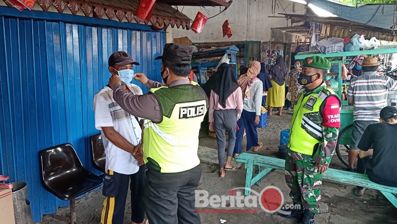 Petugas saat penegakan disiplin Prokes di pasar tradisional