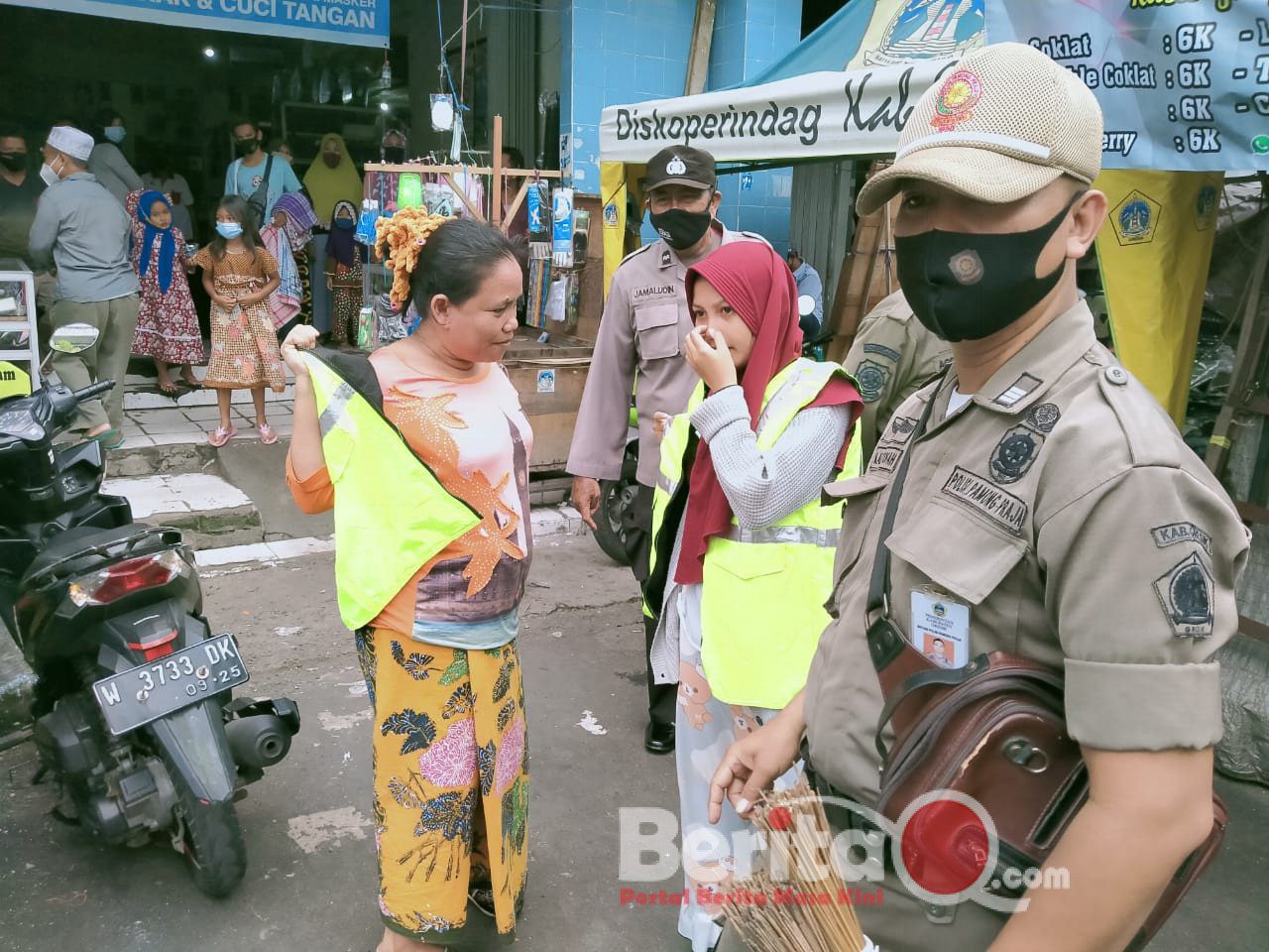 Pembeli di pasar yang terkena sangsi karena tidak memakai masker