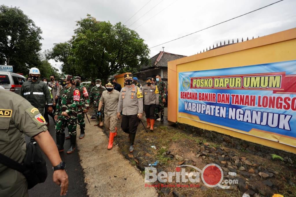 Kapolda Jatim Irjen Pol Dr Nico Afinta terjun ke lokasi bencana banjir dan longsor di Nganjuk