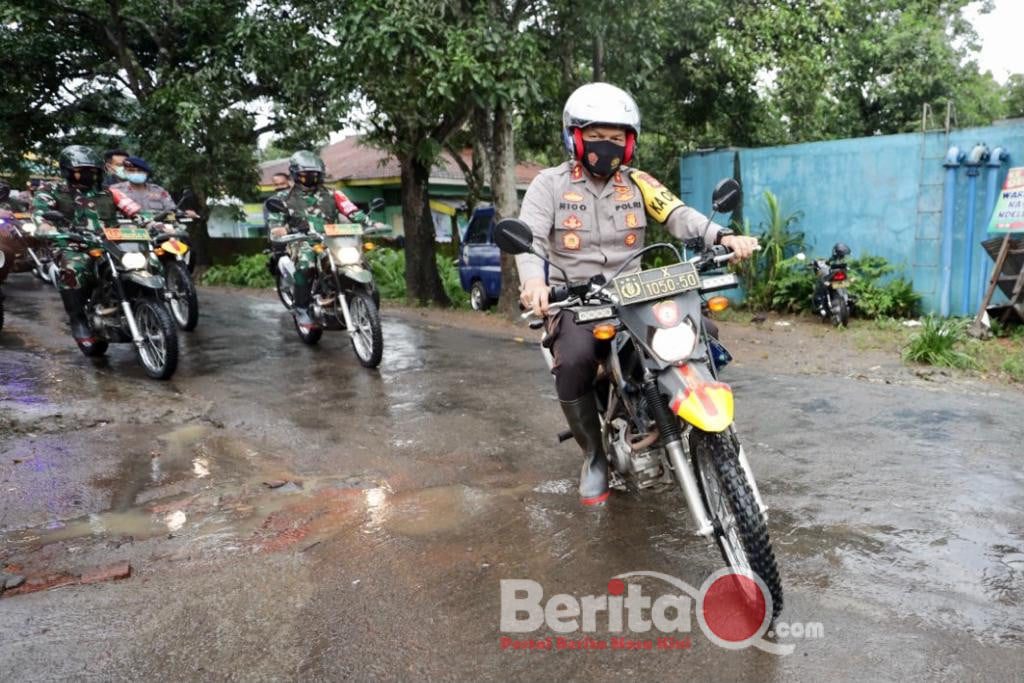 Kapolda Jatim bersama Pangdam V Brawijaya cek lokasi bencana longsor dan banjir pakai motor trail