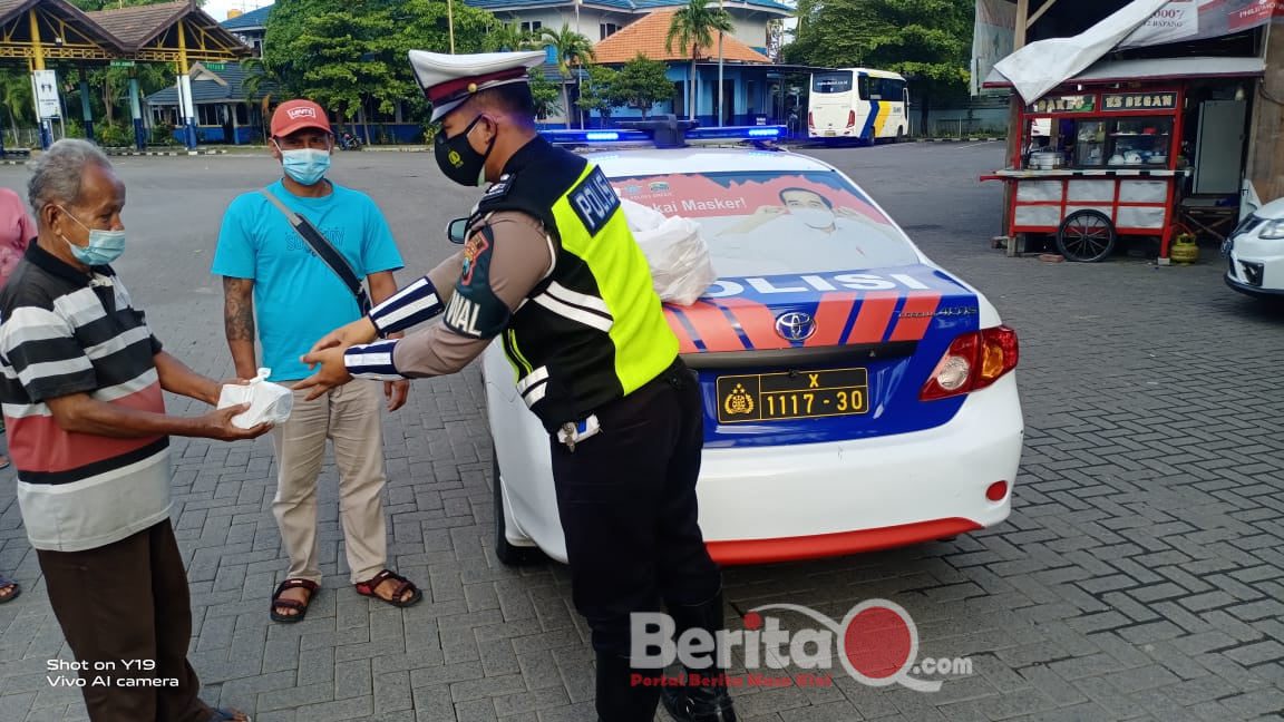 Satlantas Polres Gresik berbagi sembako pada warga terdampak Covid-19