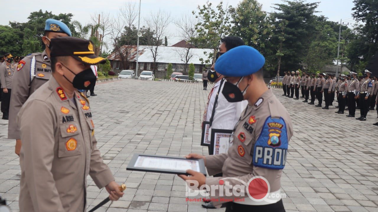 Kapolres Gresik berikan penghargaan pada anggota berprestasi dalam menjalankan tugas Kepolisian