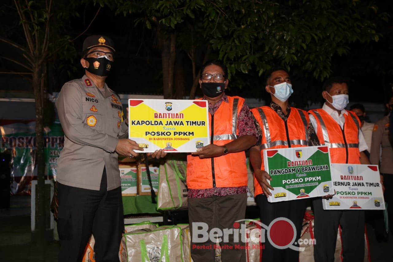 Kapolda Jatim Irjen Pol Dr Nico Afinta berikan Bansos ke Posko PPKM Mikro