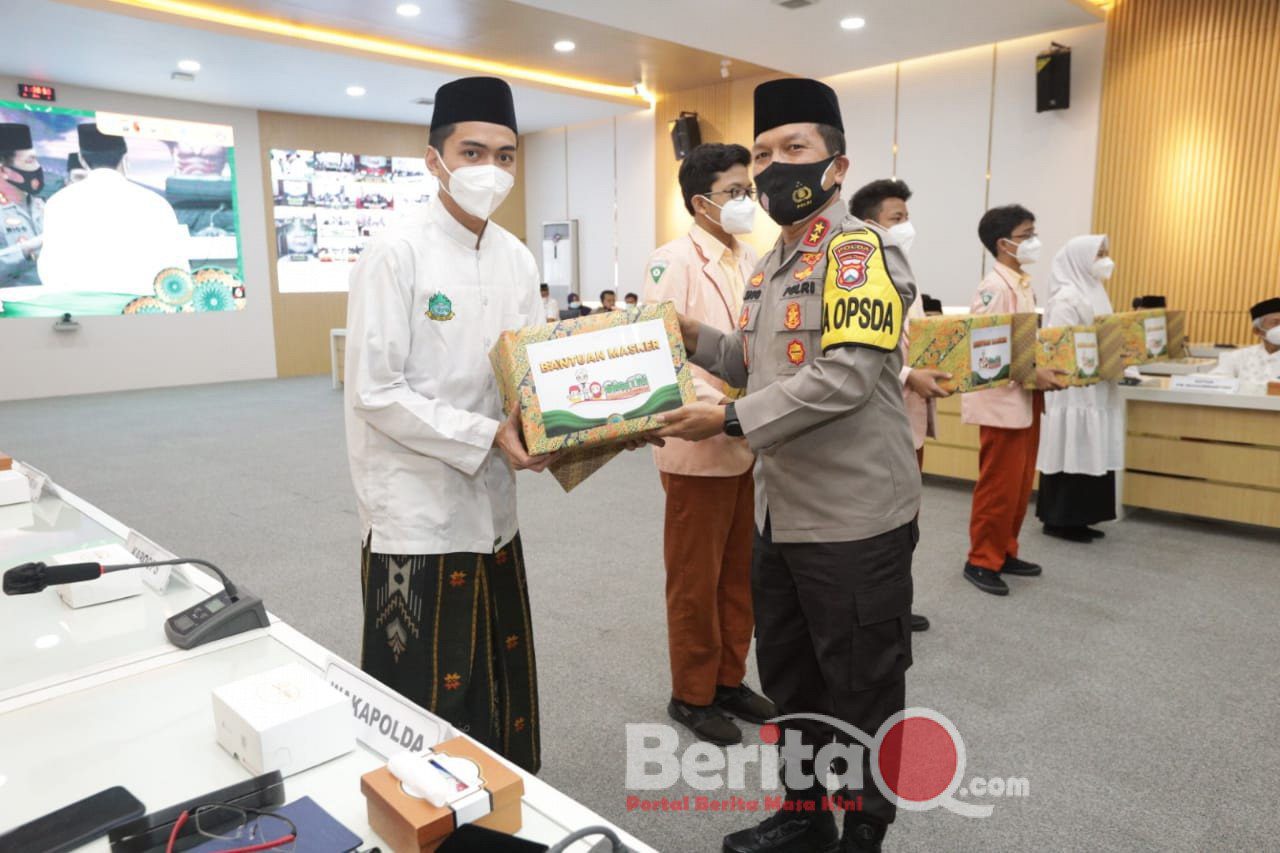 Kapolda Jatim Irjen Pol Dr Nico Afinta canangkan santri bermasker