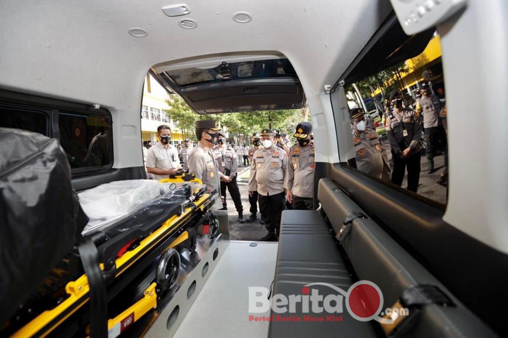 Kapolda Jatim Irjen Pol Dr Nico Afinta sedang cek unit untuk di bagikan ke Bhabinkamtibmas menunjang penanganan Covid-19