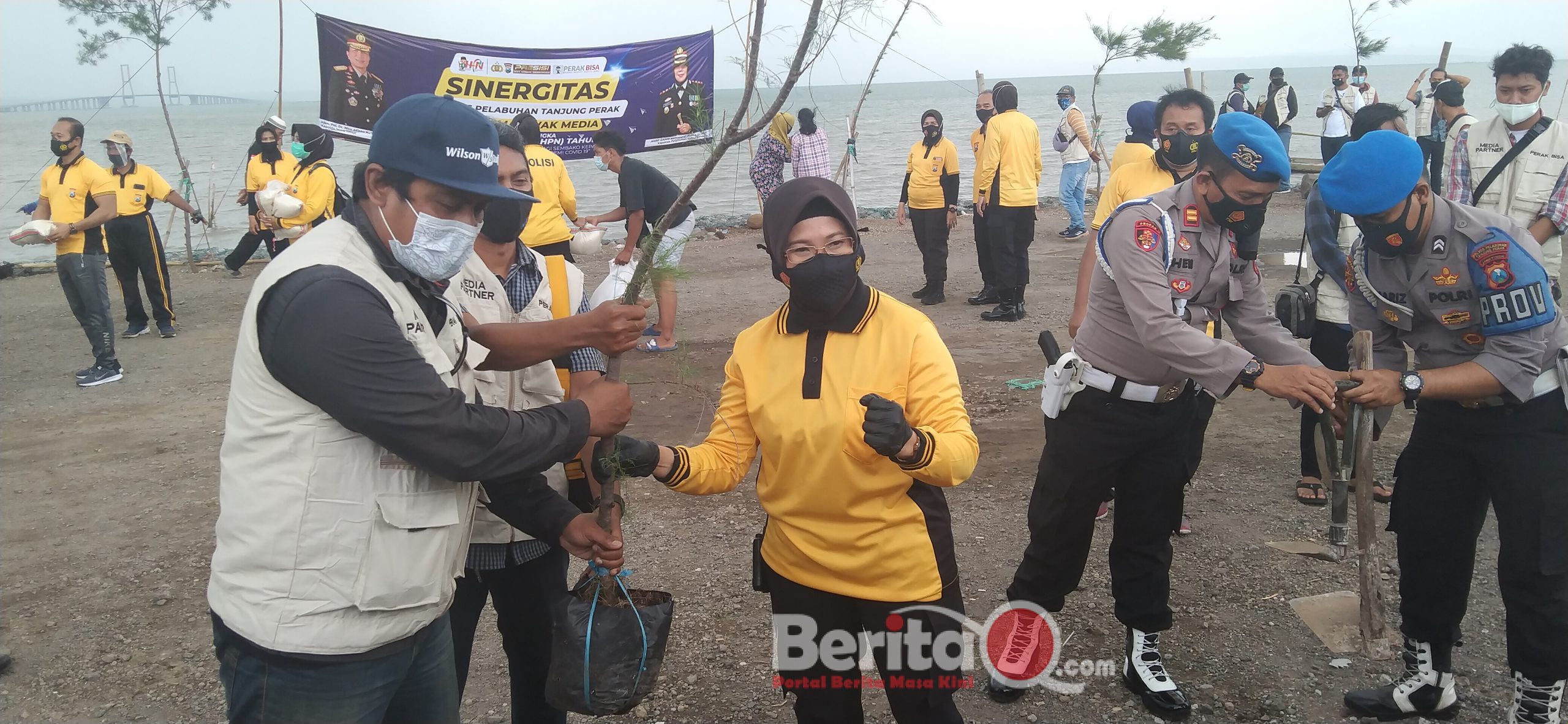 Kapolres Tanjung Perak AKBP Ganis Setyaningrum tanam Cemara dan berbagi sembako di Kenjeran Surabaya