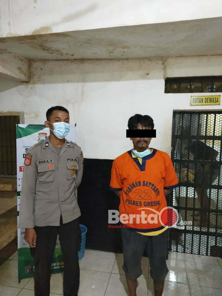 Tersangka A diamankan Satresnarkoba Polres Gresik beserta barang bukti