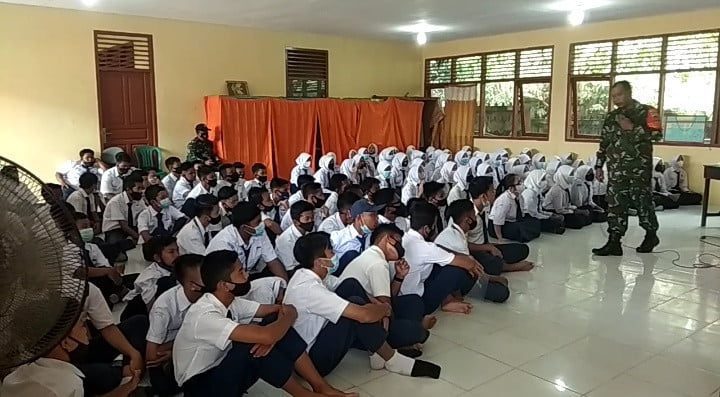 Babinsa Koramil 06/Serasan Dpp Serka Parsimin saat sosialisasi