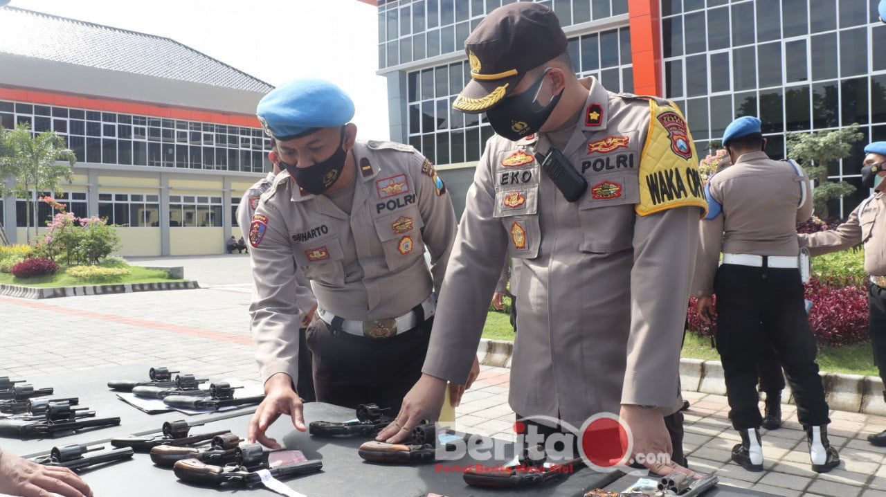 Wakapolres Gresik Kompol Eko Iskandar, S.H., S.I.K., MSi. bersama Kasi Propam Polres Gresik Ipda Suharto, S.H., melakukan pemeriksaan Senpi anggota Polres Gresik dan Polsek Jajaran