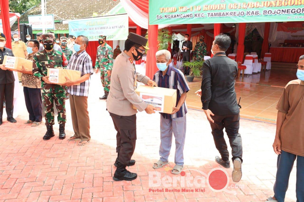 Kapolda Jatim Irjen Pol Dr Nico Afinta berikan bantuan pada warga di Bojonegoro