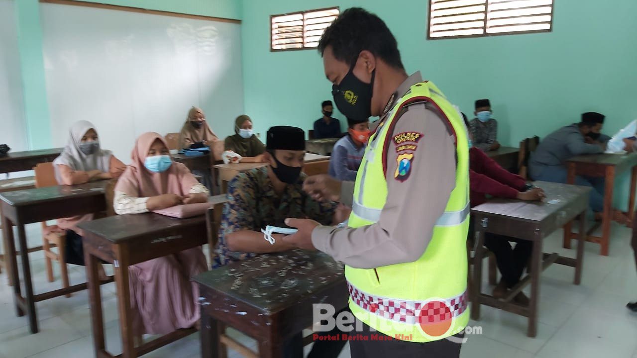 Polsek Ujungpangkah berbagi masker ke ponpes dengan harapan bisa memutus mata rantai Covid-19