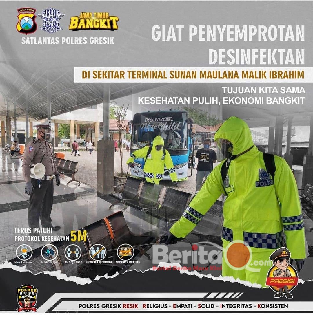 Satlantas Polres Gresik Antisipasi penyebaran Covid-19 dengan menyemprotkan cairan desinfektan di terminal bus