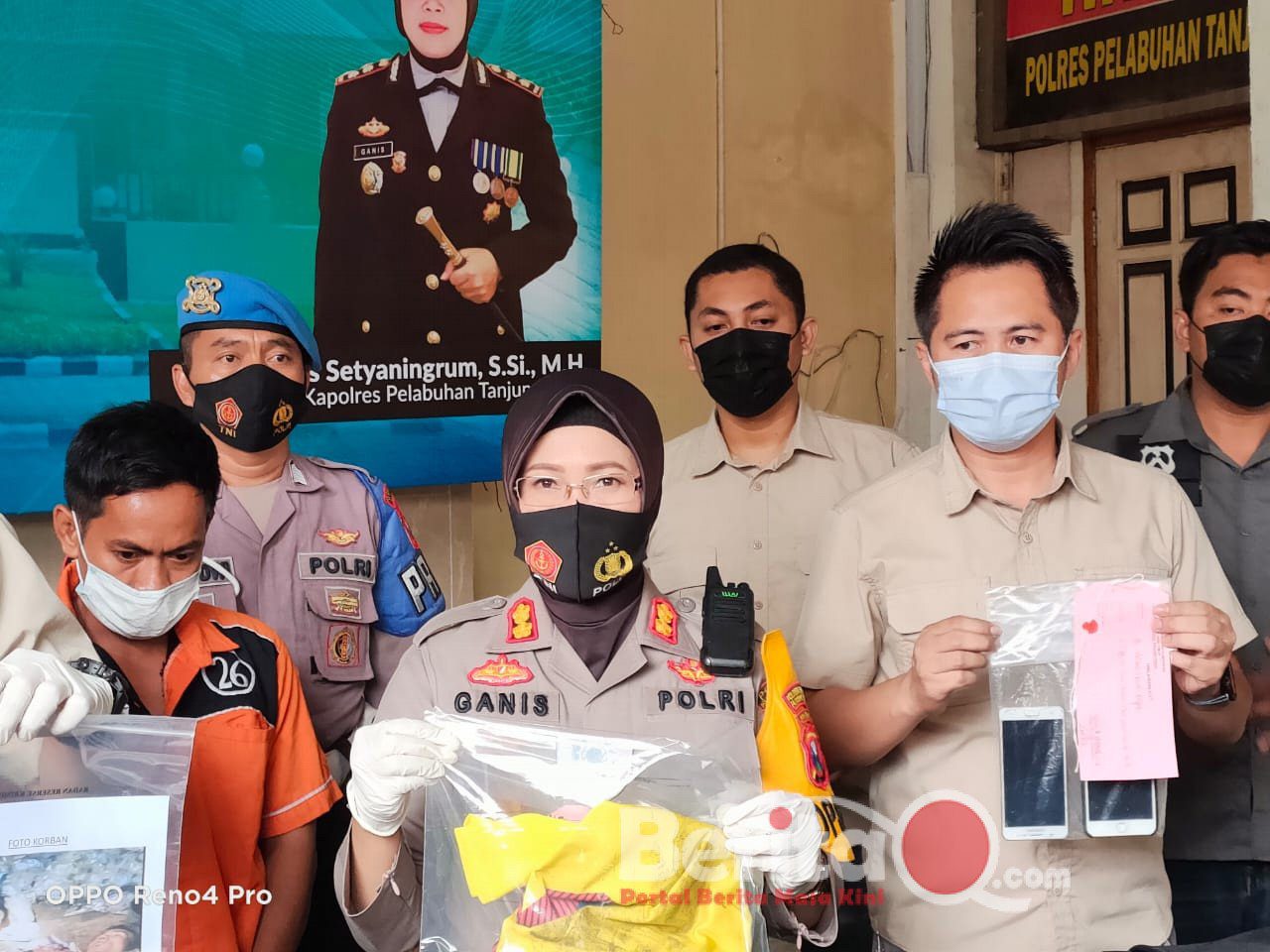 Kapolres Tanjung Perak menunjukkan barang bukti yang diamankan