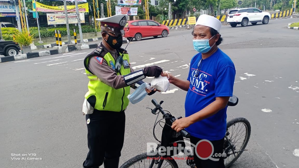 Satlantas Polres Gresik rutin berbagi nasi bungkus ke warga terdampak Covid-19