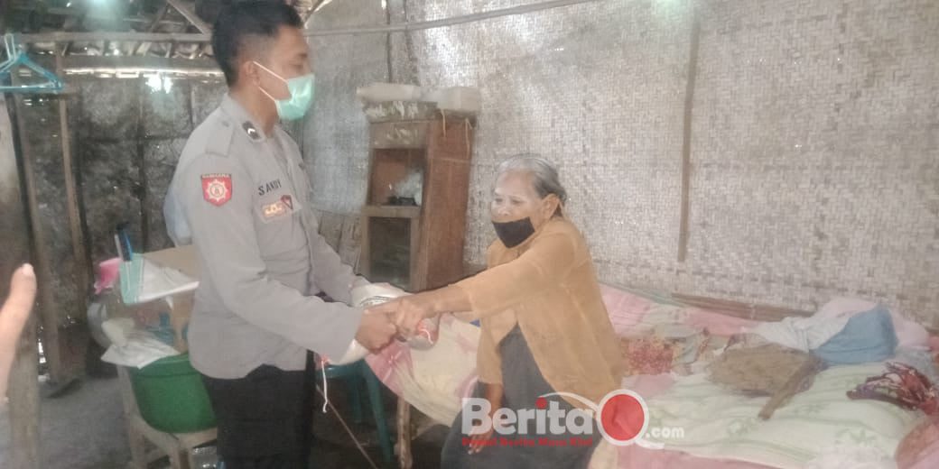 Polres Gresik Bansos, Polsek Wringinanom berbagi sembako pada warga terdampak Covid-19