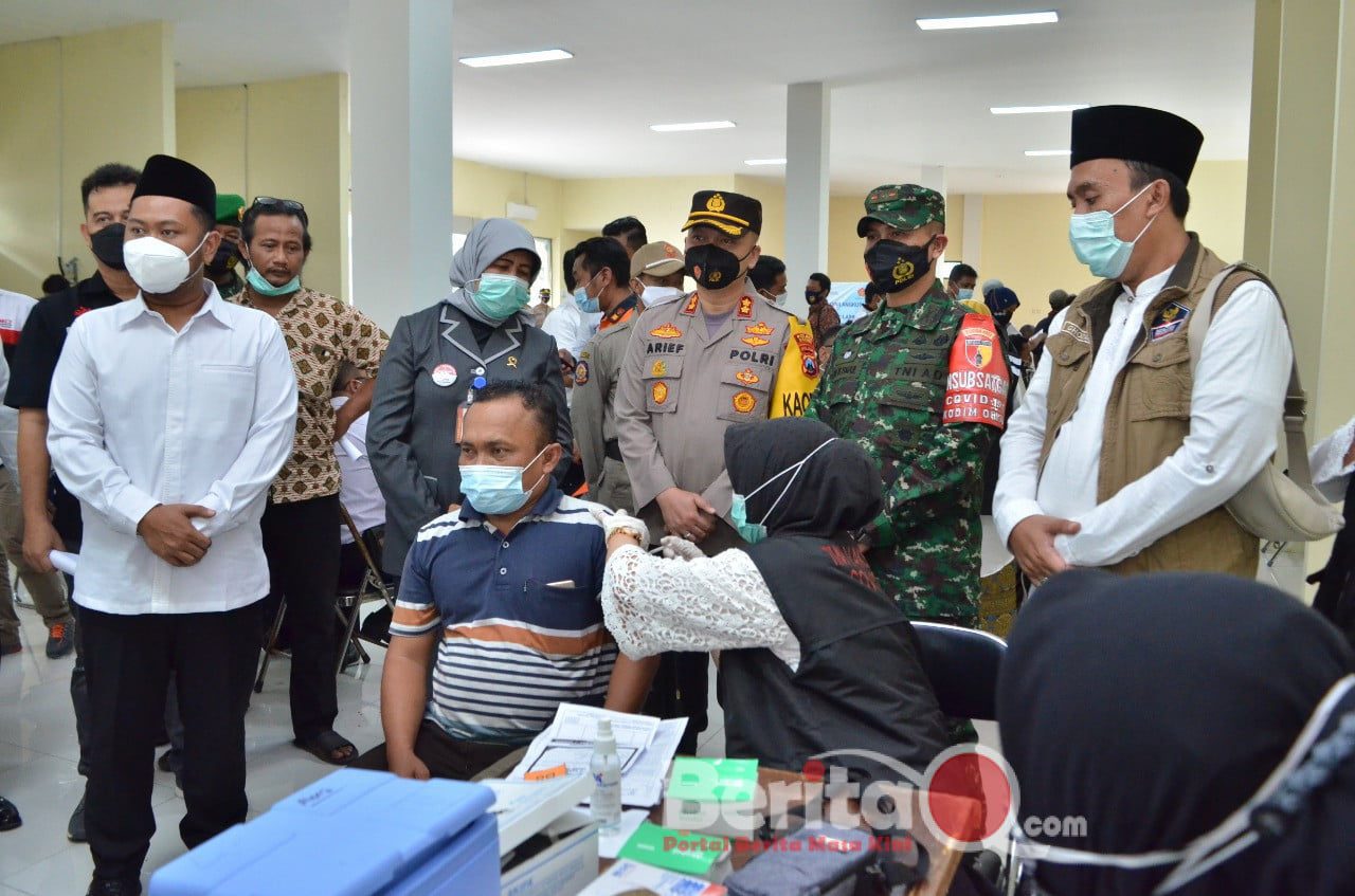 Vaksin di terminal Bunder di tinjau Bupati dan Kapolres Gresik