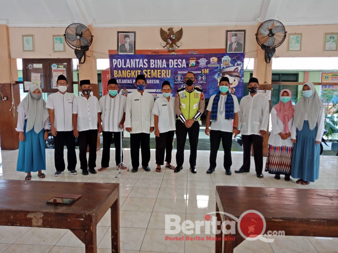 Satlantas Polres Gresik berikan edukasi pada masyarakat soal wabah Covid-19