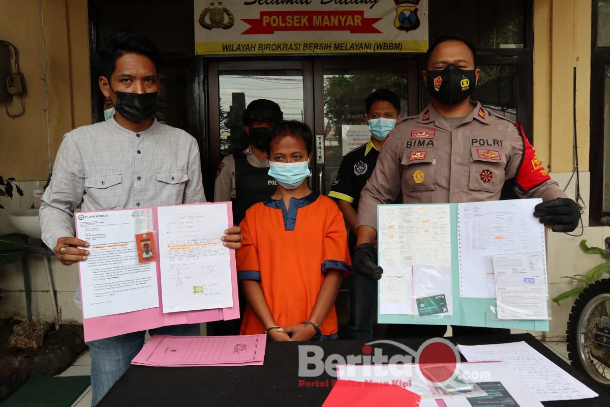 Tersangka PA diamankan petugas beserta barang bukti di Polsek Manyar Gresik