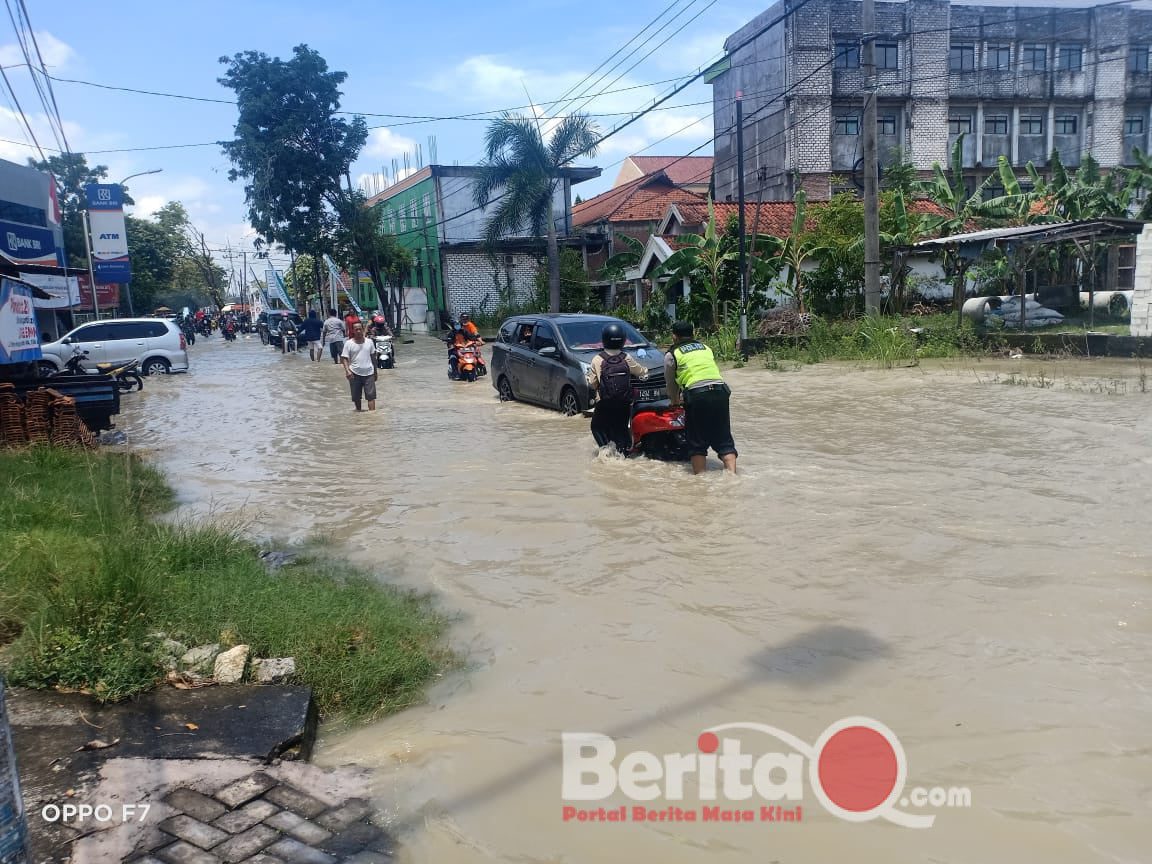 Polsek Benjeng dan Koramil Benjeng bantu warga yang mogok terdampak banjir kali lamong