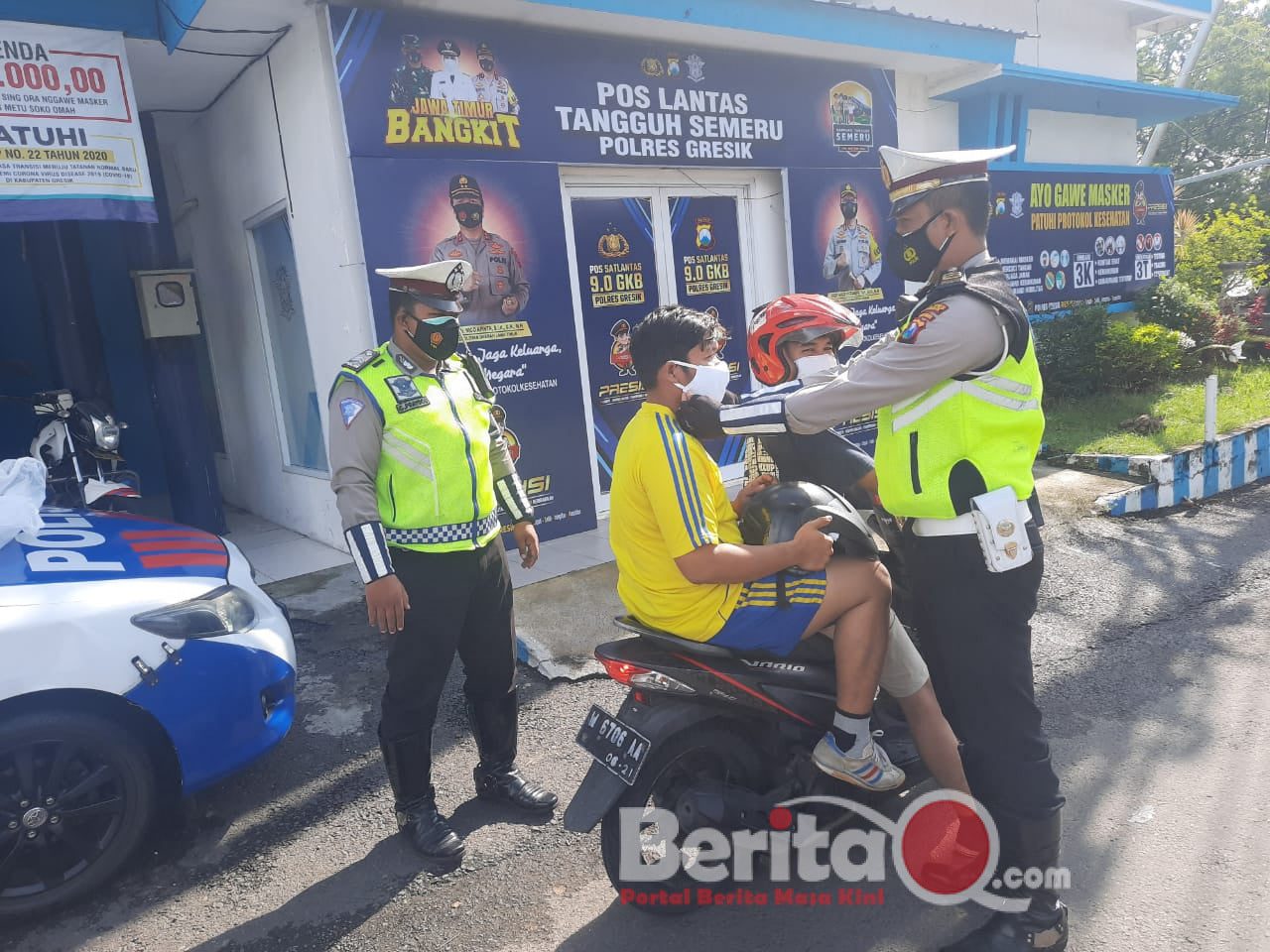 Satlantas Polres Gresik bagi masker dan tempel stiker himbauan untuk Prokes Covid-19