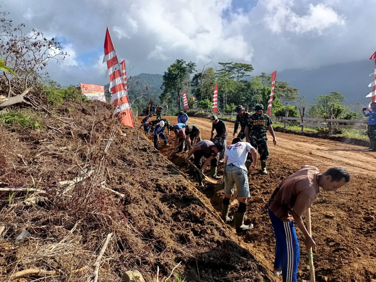 Tampak kekompakan antara warga, TNI dan POLRI dalam bergotong royong.