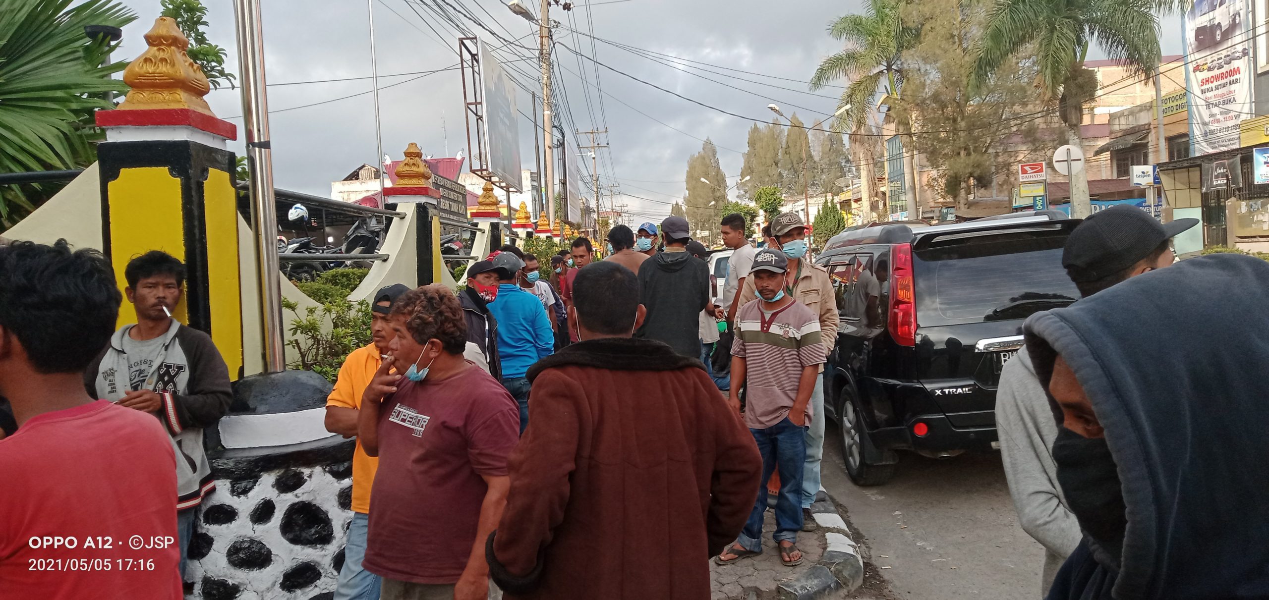 Ket Foto: Ratusan warga desa merdeka dan gongsol saat mendatangi polres Karo.(ius)