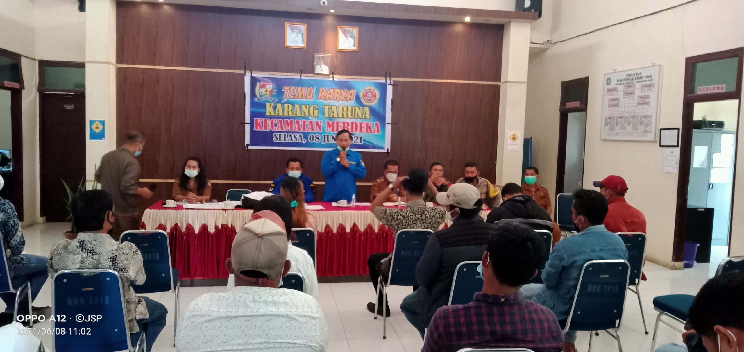 Ket foto: ketua karang taruna kabupaten Karo saat memberikan kata sambutan.(ius)