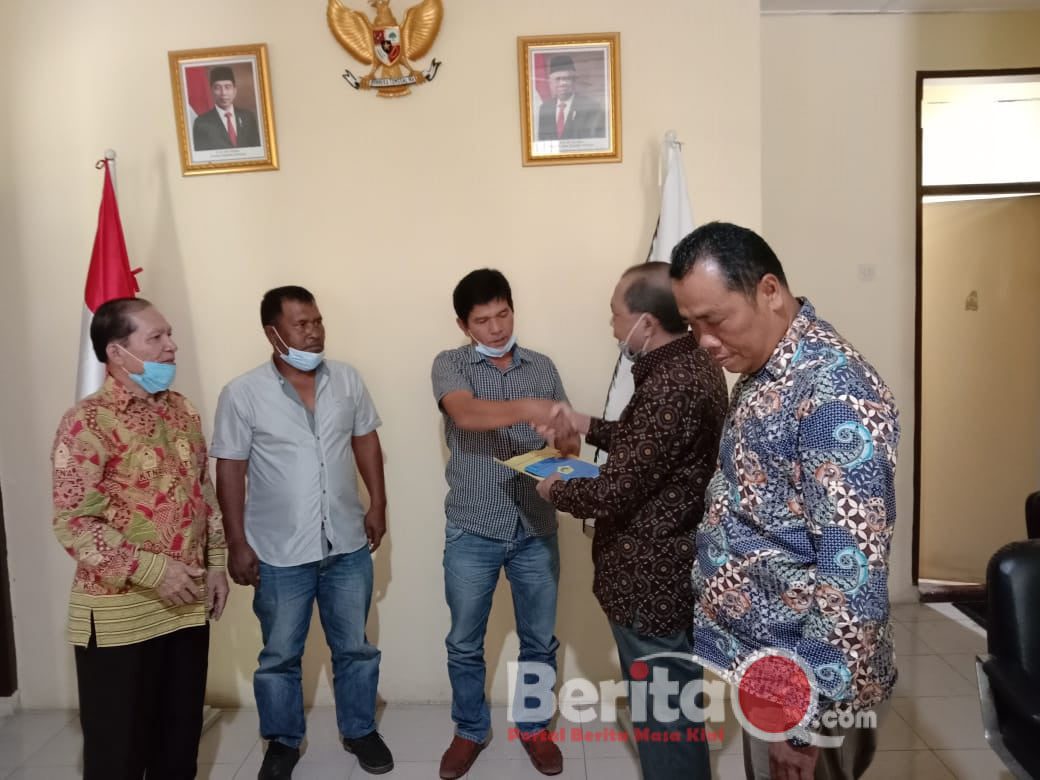 Ket foto: ketua KTNA Kabupaten Karo saat menerima SK.(ius)