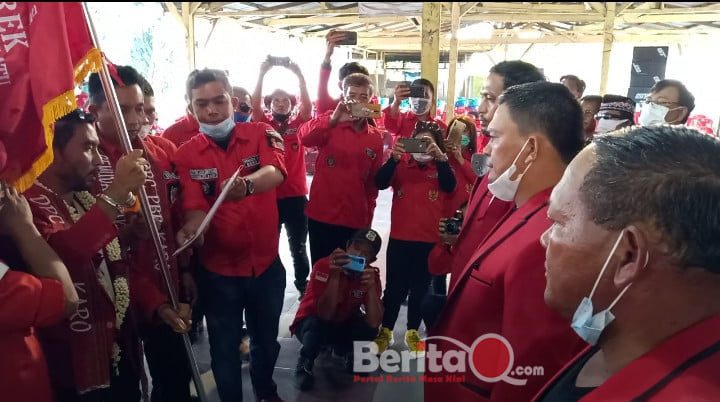 Ket foto: ketua PBB kabupaten Karo saat memberikan bendera petaka kepada ketua PAC merek.(ost)