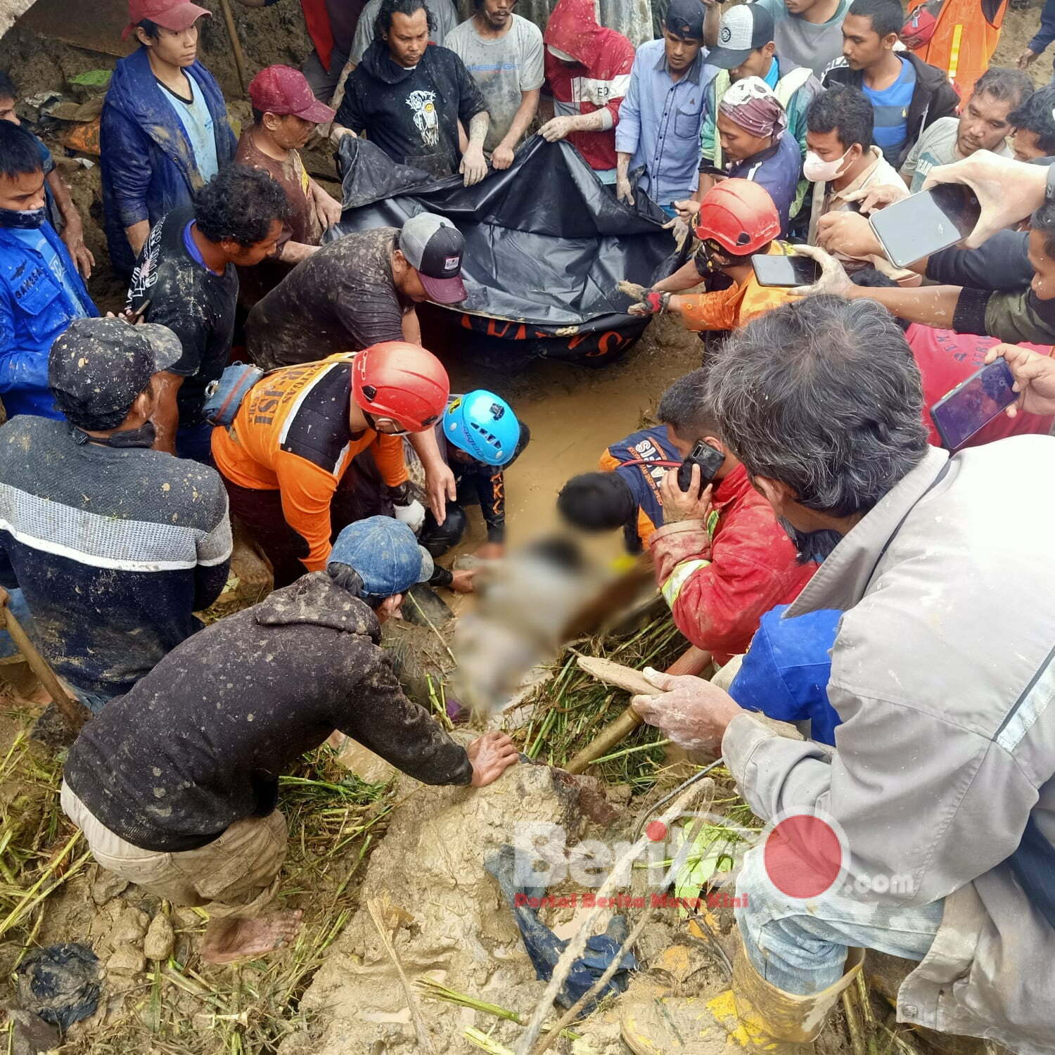 Ket Foto: tim evakuasi saat menemukan korban tanah longsor.(ius)