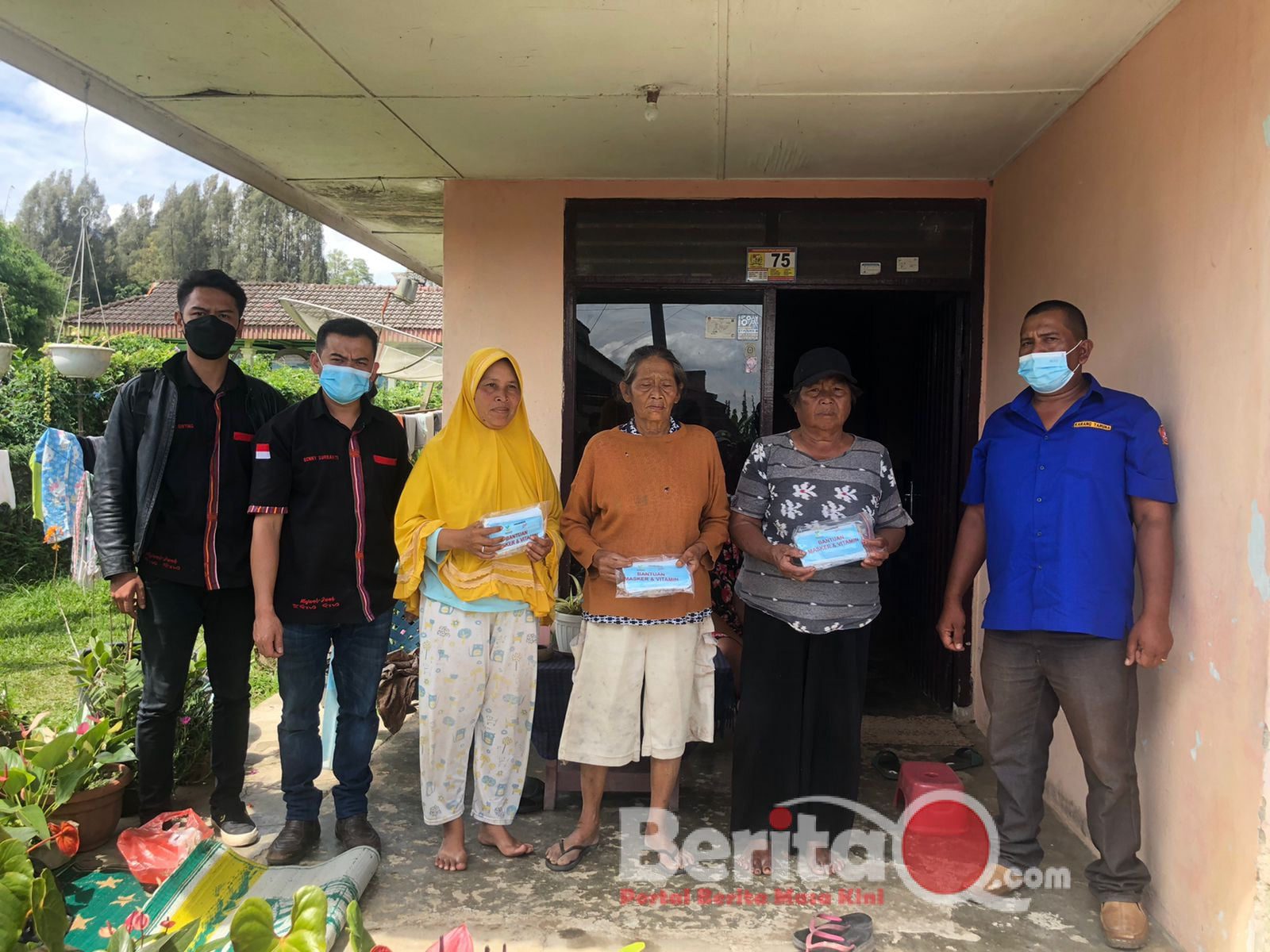 Ket foto: ketua karang taruna Desa Merdeka Jhon pomen Surbakti didampingi bendahara Benny Surbakti saat menyalurkan bantuan di desa jaranguda.(Ius)