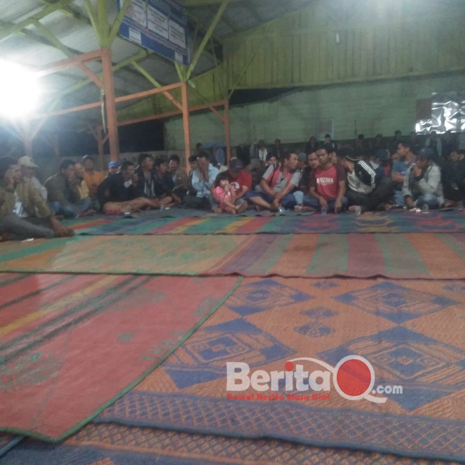 Ket foto : warga desa Sada perarih saat rapat tentang air bersih di Jambur.(IST)