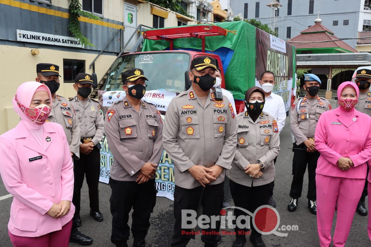 Kapolres Pelabuhan Tanjung Perak Surabaya AKBP Anton Elfrino Trisanto saat melepas bantuan ke Erupsi Gunung Semeru Lumajang