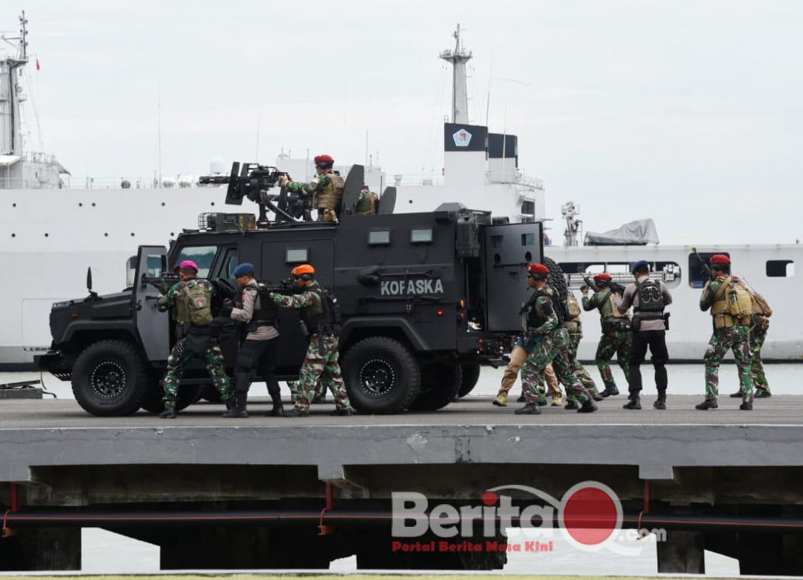 Hari Armada RI di hadiri Dankodiklatal Laksamana Madya TNI Nurhidayat dengan diperagakan Alutsista TNI