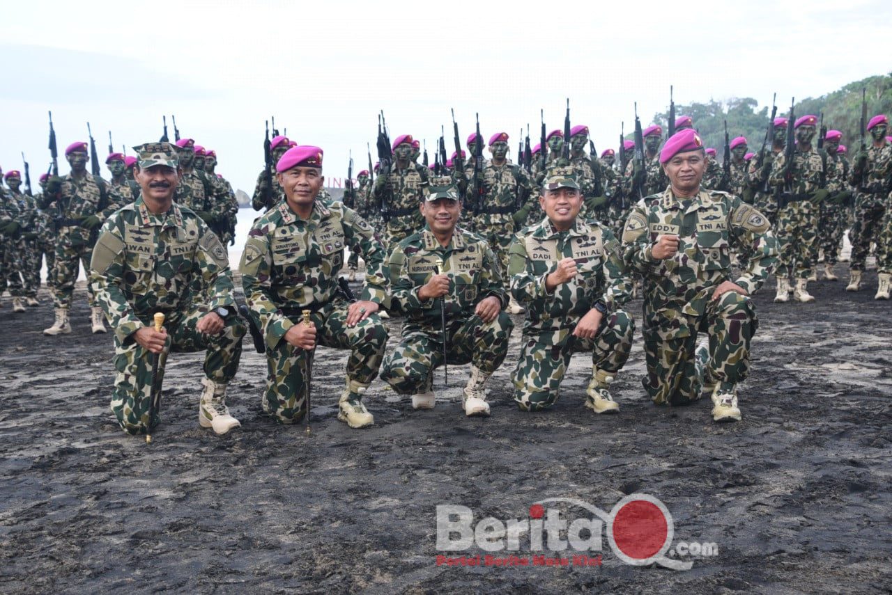 Dankodiklatal Laksamana Madya TNI Nurhidayat saat menghadiri pembaretan korps Marinir