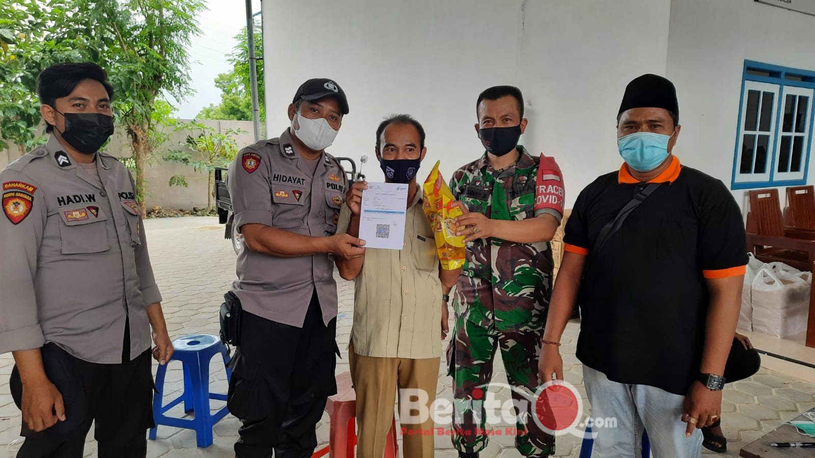 Warga Desa Pletong setelah vaksin mendapat minyak goreng