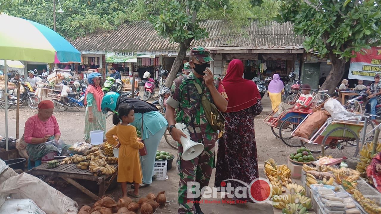 Sertu Tomi saat sosialisasi terkait vaksin Covid-19 di Pasar