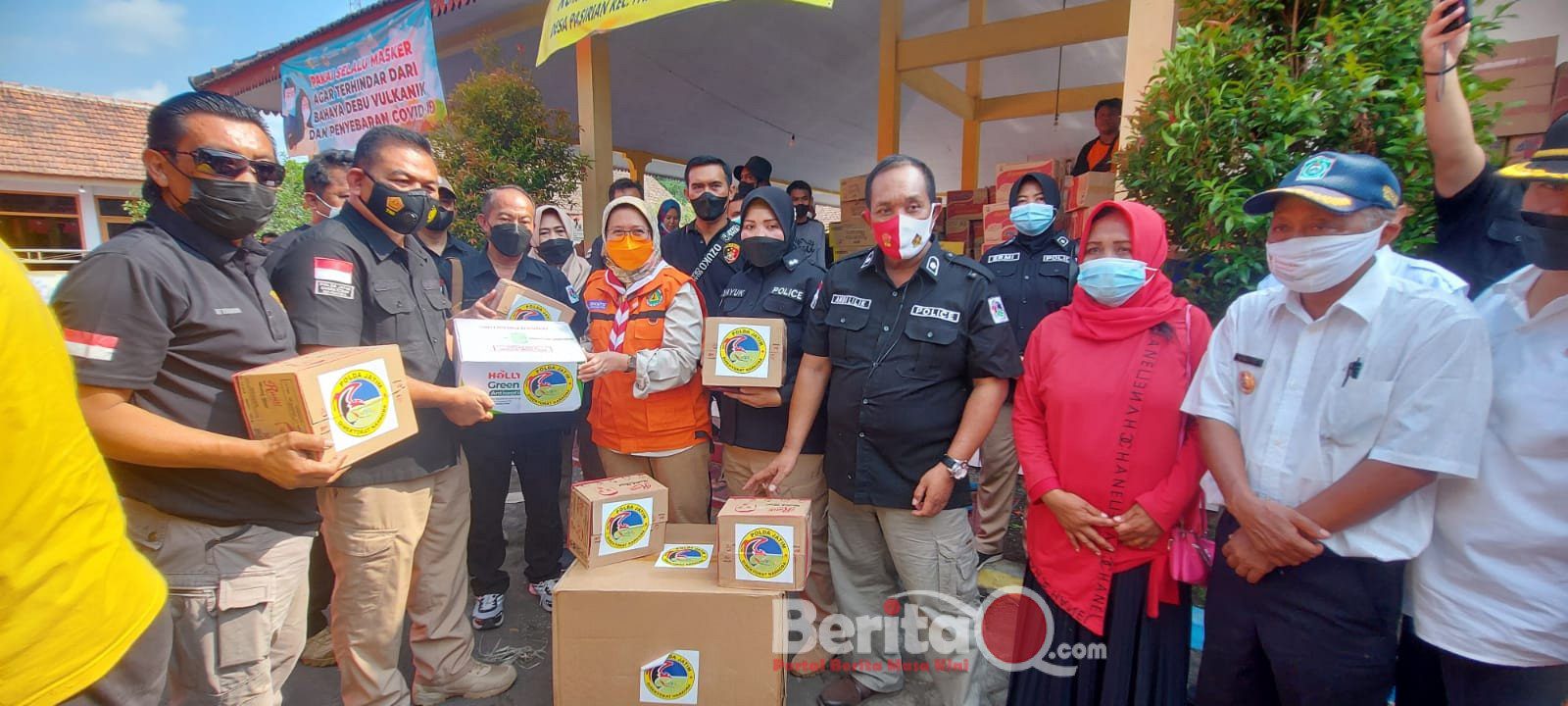 Ditresnarkoba Polda Jatim beri bantuan ke warga terdampak bencana Erupsi Gunung Semeru