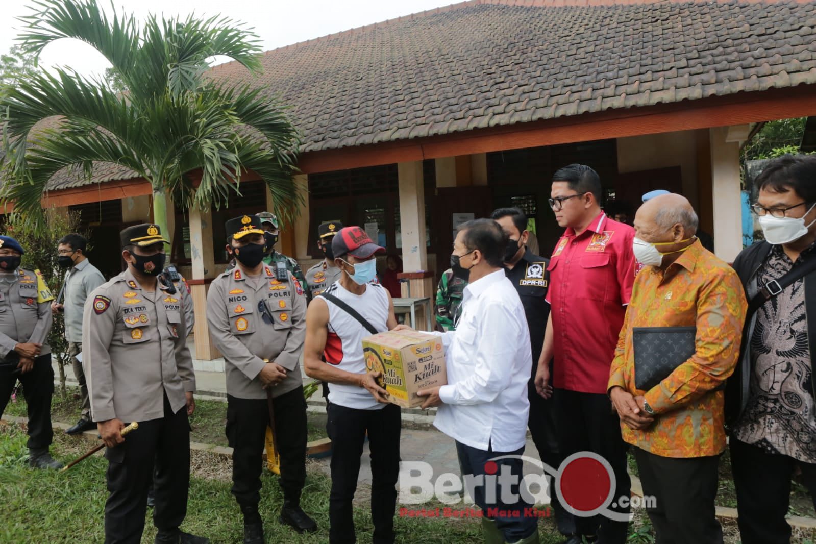 Kapolda Jatim bersama Komisi lll DPR RI, Beri Bansos Pengungsi Erupsi Semeru