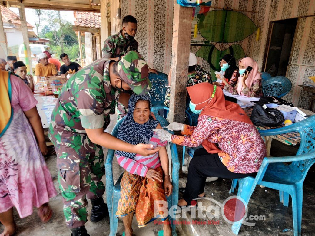 Serma Syafaat saat dampingi warga binaan vaksin