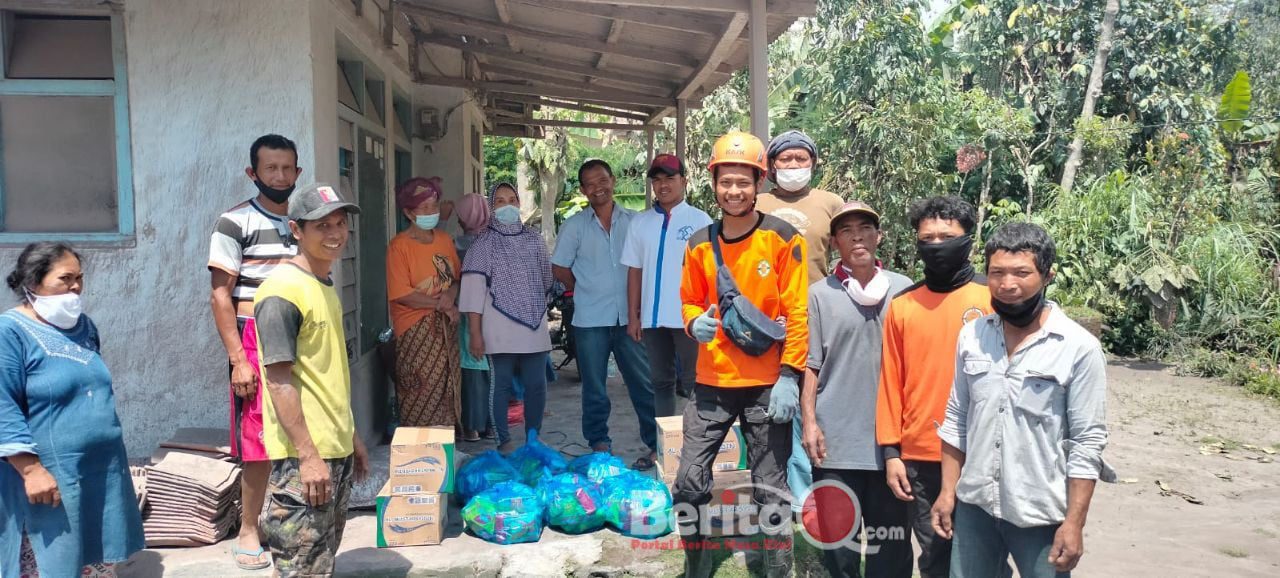 Tim Laznas BMH dan SAR saat memberikan paket bantuan ke warga terdampak Erupsi Gunung Semeru