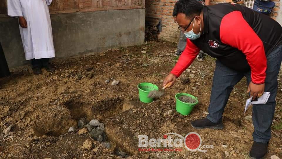 Ket foto : ketua relawan BAMS meteh ngena milala saat melakukan peletakan batu pertama.(doc)