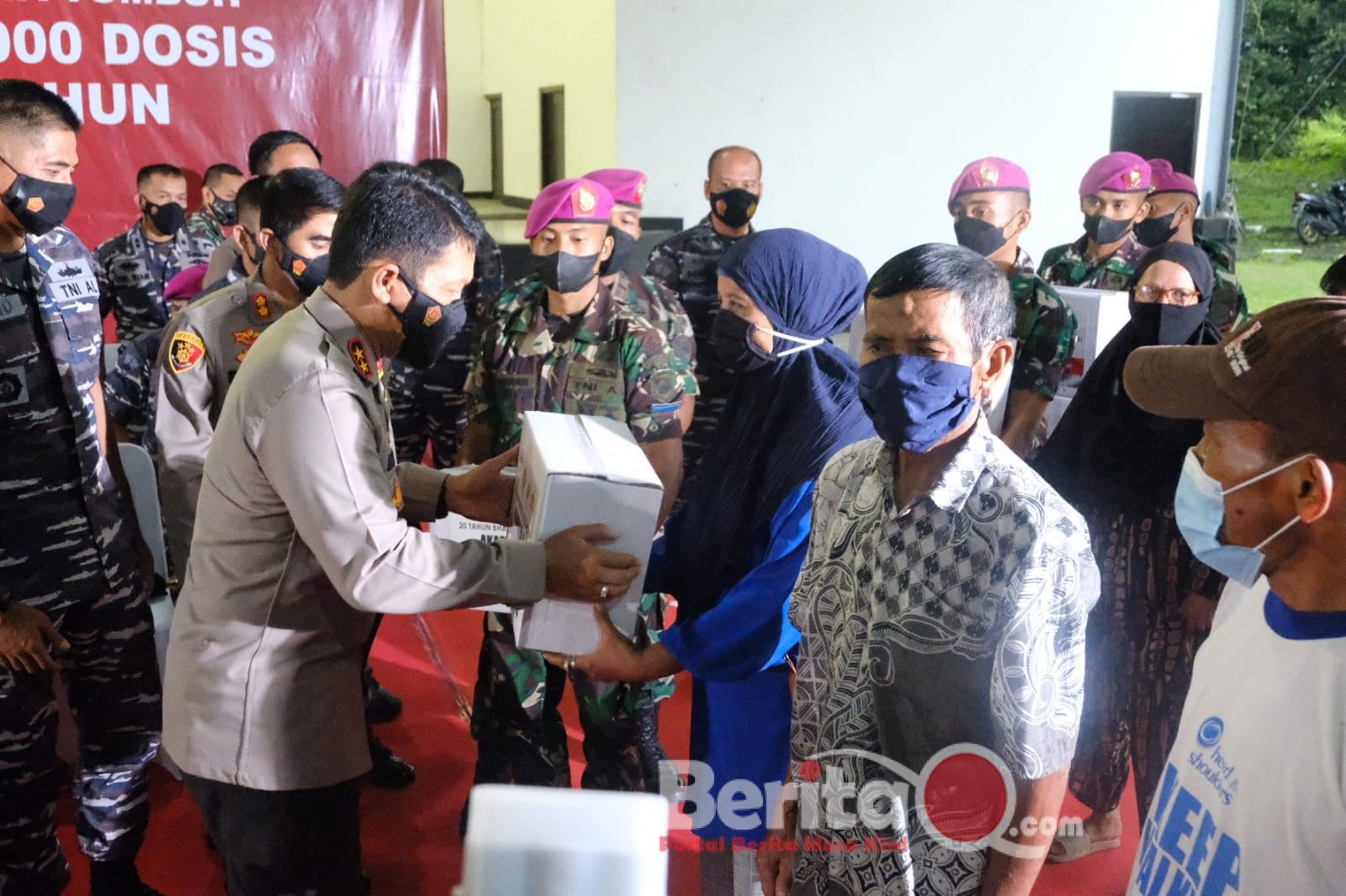 Kapolda Jatim Irjen Pol Dr Nico Afinta saat memberikan bantuan kepada warga korban Covid-19