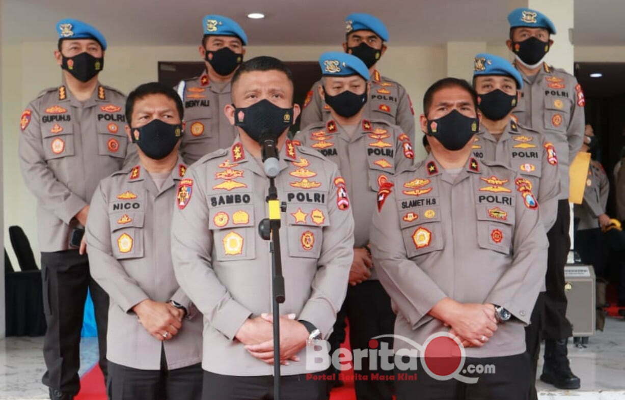 Kadiv Propam Polri Irjen Ferdy Sambo saat kunker ke Polda Jatim bersama Karopaminal Brigjen Pol Hendra Kurniawan, Karoprovos Brigjen Pol Benny Ali dan Karowabprof Brigjen Pol Anggoro Sukartono