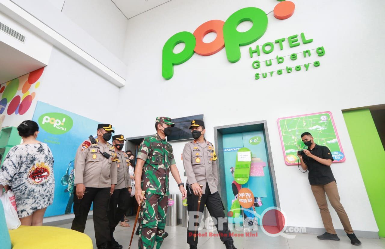 Kapolda Jatim Irjen Pol Dr Nico Afinta bersama Pangdam V Brawijaya Mayjen TNI Nurchahyanto saat cek hotel pop Surabaya