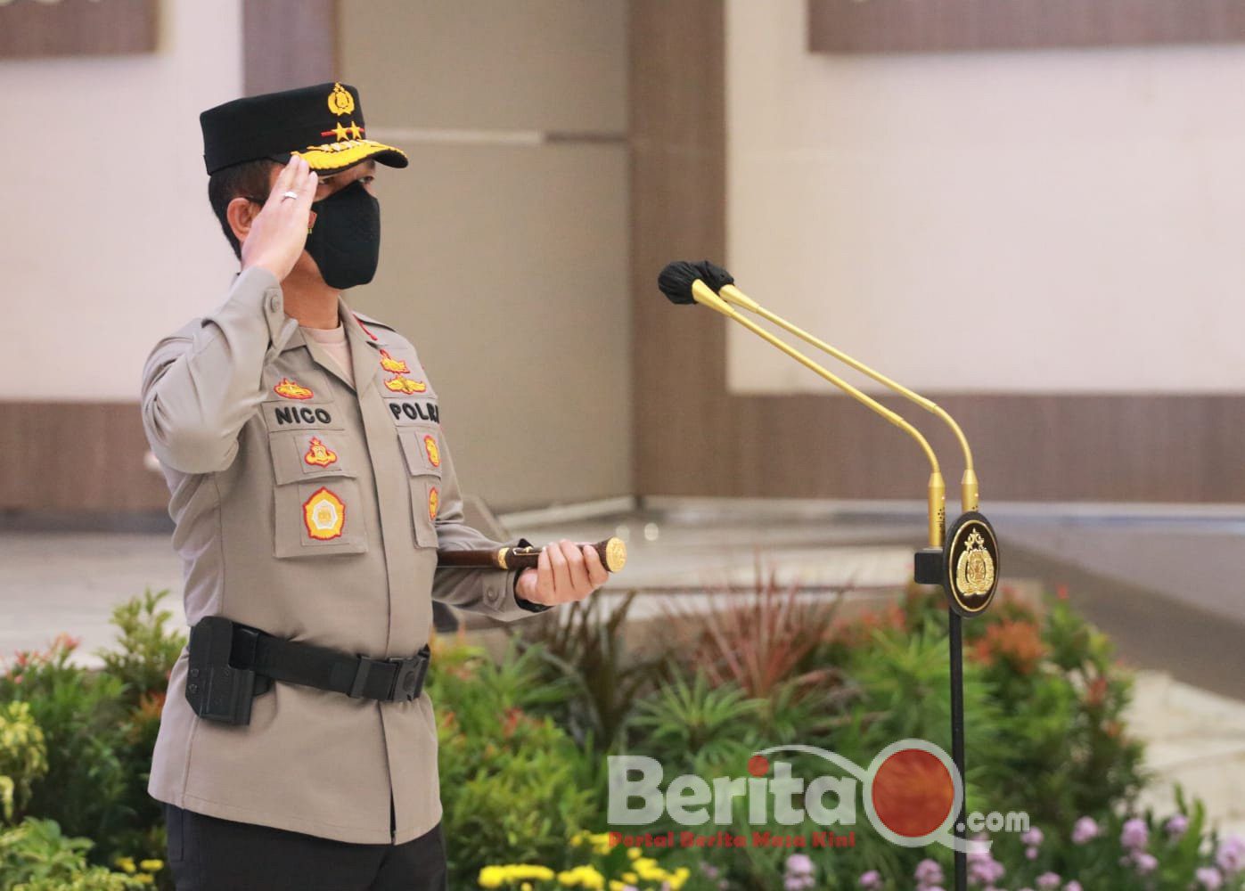 Kapolda Jatim Irjen Pol Dr Nico Afinta saat pimpin upacara kenaikan pangkat 4008 Personel