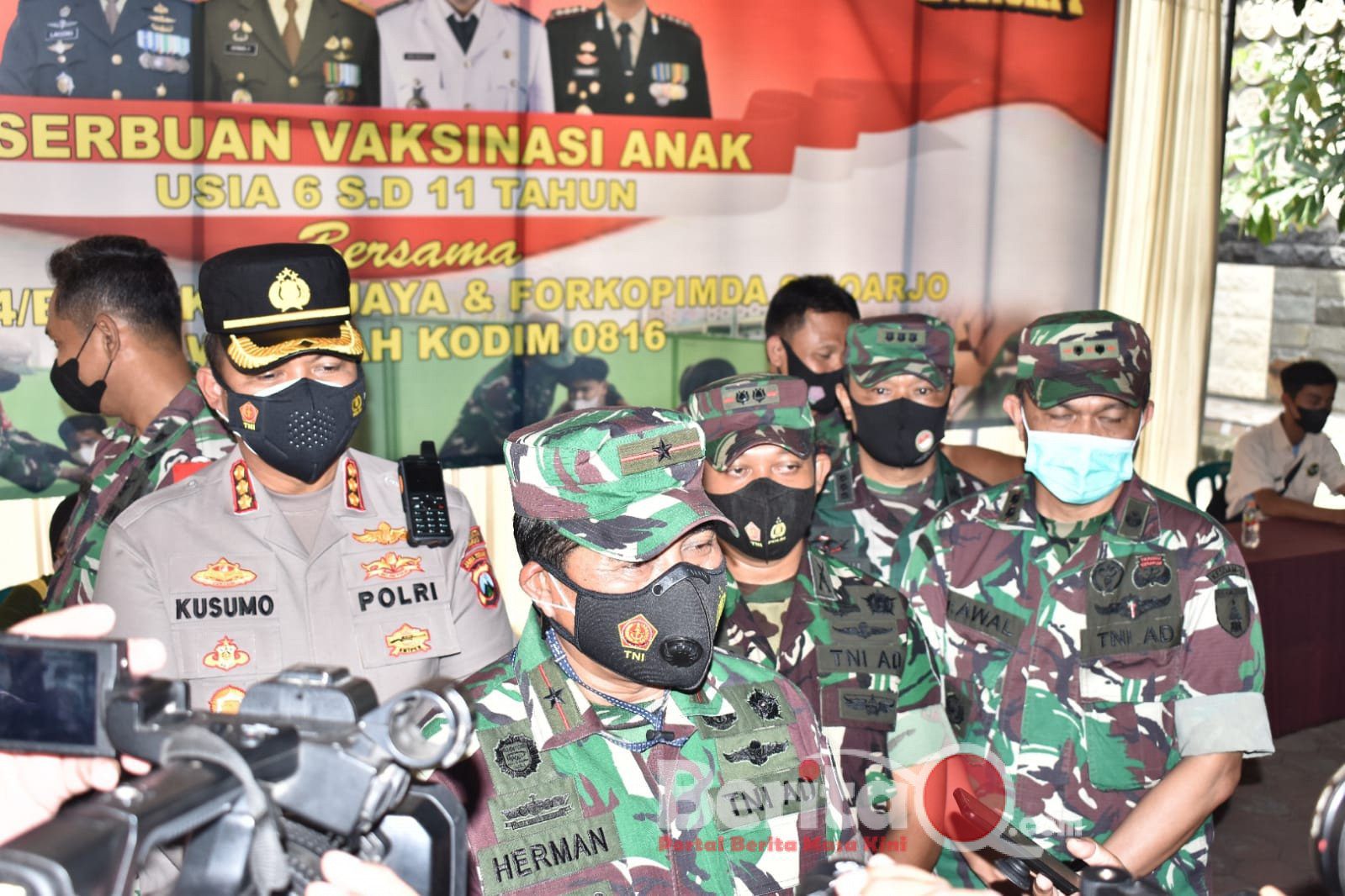 Danrem 084/BJ Brigjen TNI Herman Hidayat Eko Atmojo saat memberikan keterangan