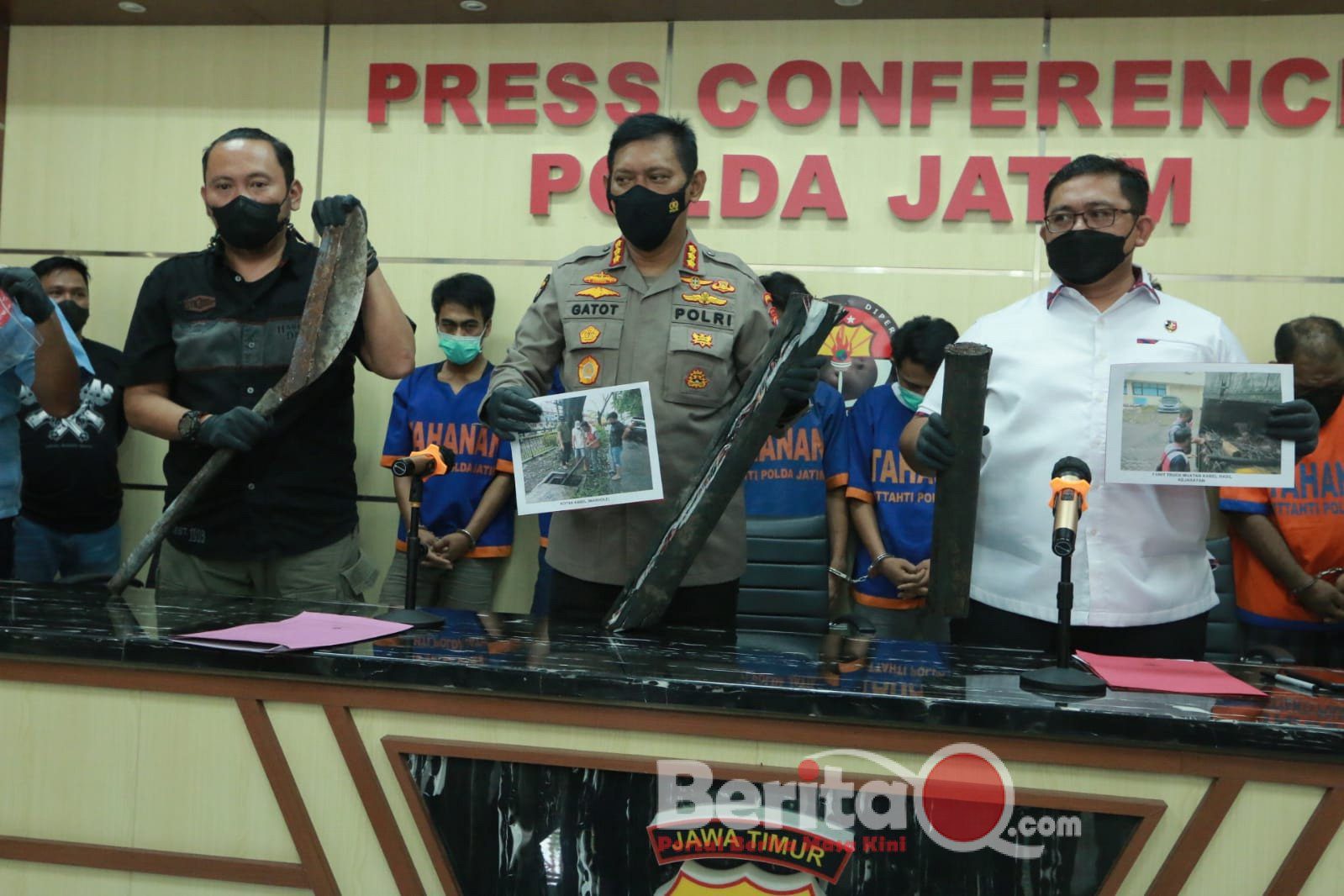 Kabid Humas Polda Jatim Kombes Pol Gatot Repli Handoko dan Wadireskrimum Polda Jatim AKBP Ronald Ardiyanto Purbo amankan tersangka beserta barang bukti